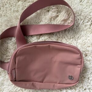 Lululemon Athletica Everywhere Belt Bag in Dusty Rose